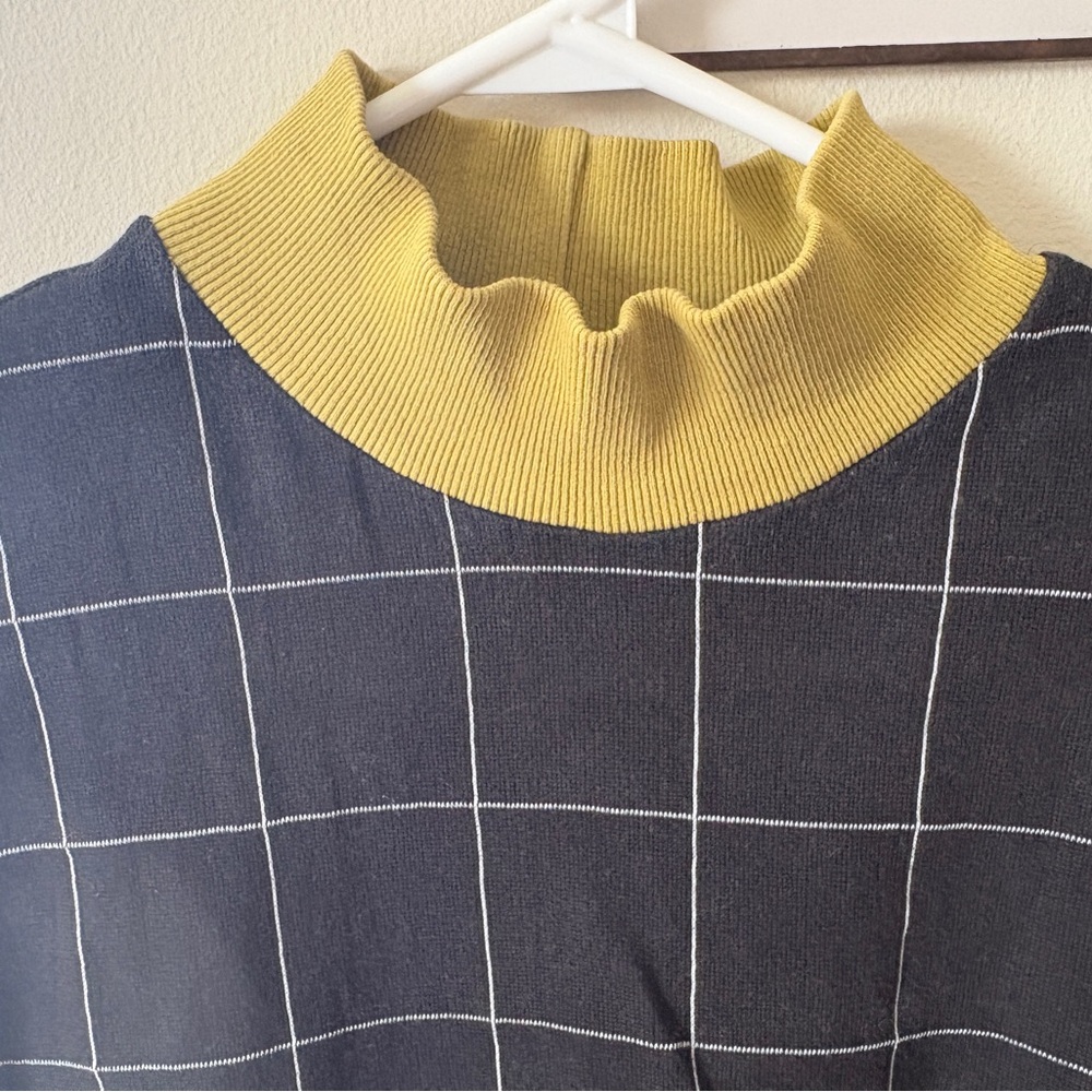 Odeyalo Checkered Women's Mock Neck w/ Contrast Collar - Picture 3 of 6